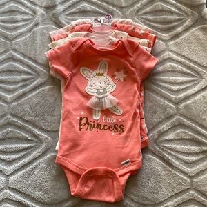 Brand new onesies (set of 5) Girl size 0-3months.